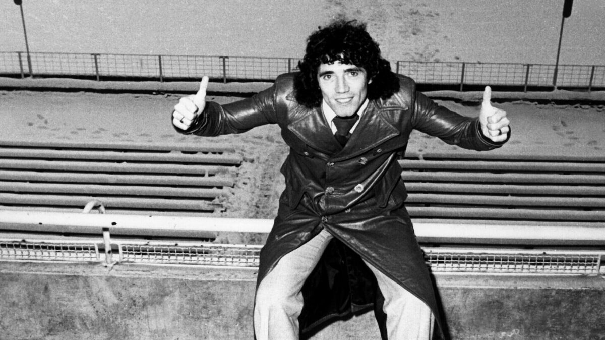 Kevin Keegan, Stürmer des Hamburger SV und der englischen Fußballnationalmannschaft, gestikuliert im Hamburger Volksparkstadion. Keegan starb im Alter von 75. Jahren. Foto: Werner Baum/dpa