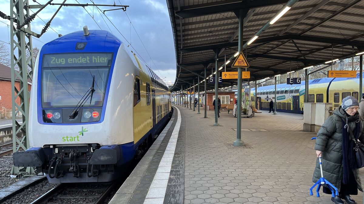 "Zug endet hier": Die Anzeige macht deutlich, dass die Bahn der Verkehrsgesellschaft Start Unterelbe nicht mehr bis Hamburg Hauptbahnhof durchfährt. Fahrgäste müssen in Hamburg-Harburg umsteigen und das Gleis wechseln. Foto: Kuczorra