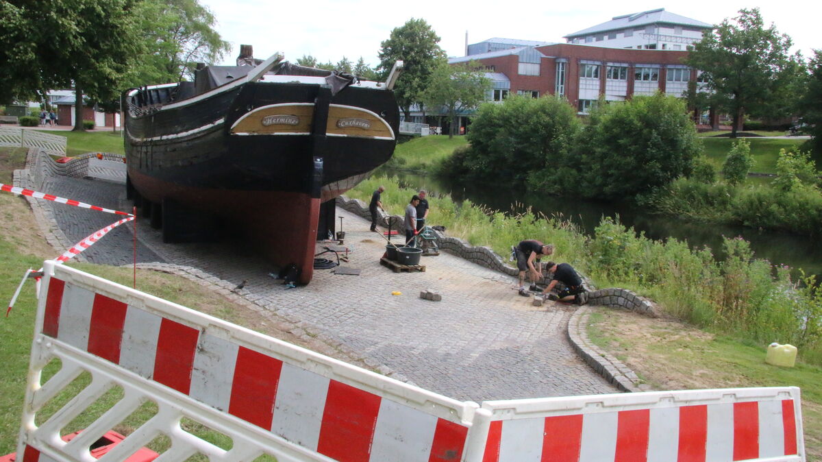 Eine Handvoll Arbeiter installierte bei der „Hermine" in der Cuxhavener City neue Leuchtmasten, die das sanierungsbedürftige Holzschiff in Kürze beleuchten sollen. Foto: Potschka