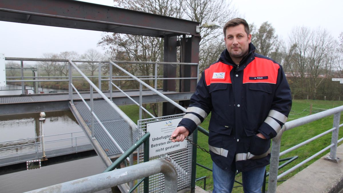 Freut sich auf das neue Großprojekt in seiner Verantwortung: Andreas Kosch vom NLWKN in Stade erklärte den Teilnehmern der Herbstdeichschau die einzelnen Phasen beim Bau der neuen Otterndorfer Kanalschleuse. Foto: Sassen