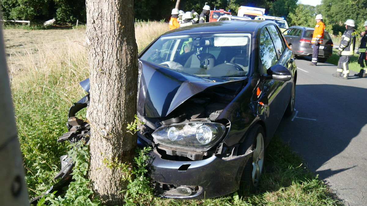 Aus noch ungeklärter Ursache kam die 18-jährige Golf-Fahrerin von der Fahrbahn ab und prallte frontal gegen einen Baum. Foto: Jürgen Lange