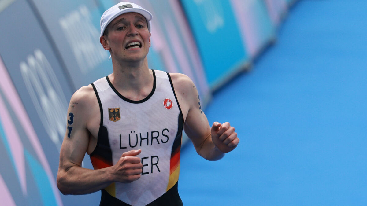 Der Wingster Lasse Lührs hat nach seinem Olympiasieg in Paris lange warten müssen bis zum nächsten Triathlon-Wettkampf. Foto: Jan Woitas/dpa