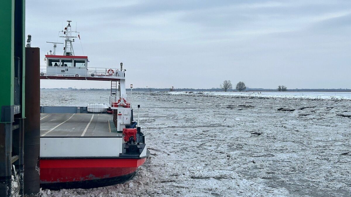 Eisgang und Niedrigwasser legten die Elbfähre zwischen Wischhafen und Glückstadt tagelang lahm. Foto: Klempow