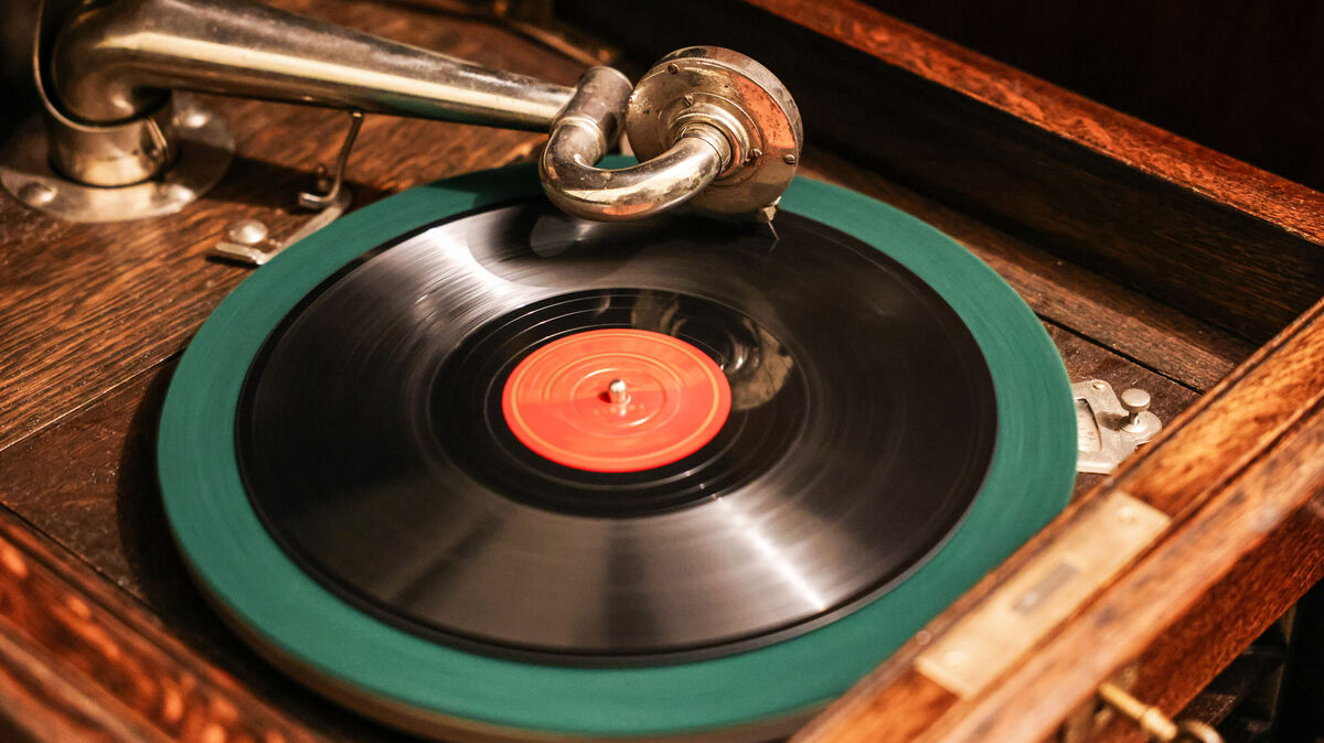 Historische Grammophone erwecken im Cuxhavener Schlossgarten die Epoche der Schellackplatten zum Leben. Foto: dpa/Berg