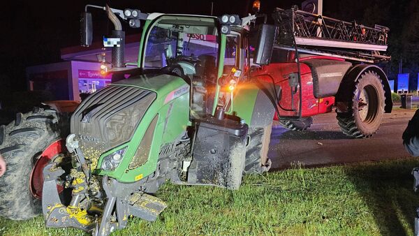 Unfall auf der B73 in Hemmoor: Auto kollidiert mit Trecker - Reifen abgerissen