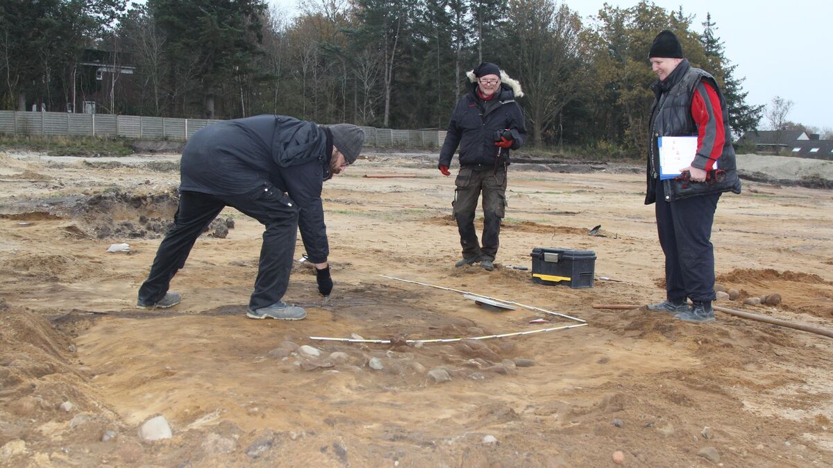 An der Duhner Spitze hat erstmal die Archäologie Vortritt: Bevor der Bau begann, legten Archäologen unter anderem diverse Gar- beziehungsweise Kochgruben auf dem Grundstück frei. Foto: Reese-Winne
