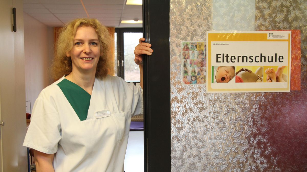 Die leitende Hebamme Corinna Lück lädt zu einem Blick in die Elternschule der Helios-Klinik Cuxhaven ein; die Klinik-Hebammen bieten hier eine Reihe von Veranstaltungen für werdende und junge Eltern an. Foto: Reese-Winne