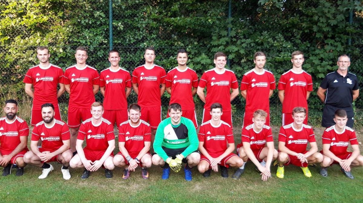 Der SC Hemmoor (obere Reihe v.l.): Matthias Wedermann, Tobias Richters, Claas Wilhelmi, Jonas Reimers, Niklas Grell, Patrick Wendland, Jost Drochner, Coach Joachim Netuschil. Unten v.l.: Ahmet Kaour, Faisal Topcu, Jan Hübner, Pascal Hoffmann, Sönke Steffens, Kevin Köver, Anton Kilgus, Tillmann Grefe, Nick Elfers. Es fehlen: Tom Köver, Jannes Hillerns, Lukas Richters, Niels Ahlff, Chris Deuter.