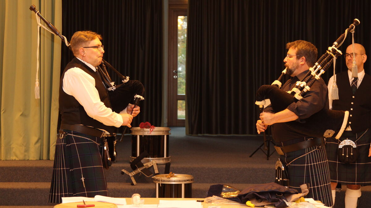 Sven Altenbeck (l.) und Jan-Dirk Schäfer an den Dudelsäcken. Foto: Reese-Winne