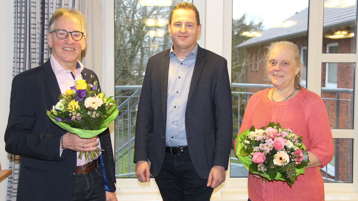 Krankenhausdirektor Andreas Knust (M.) hatte Lothar Wichern und Irmgard Völzmann zu Kaffee, Torte und Plausch geladen. Foto: Kramp