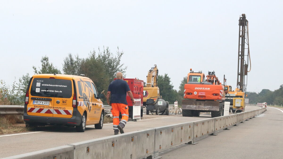 Die Baustelle sorgt am Mittwochvormittag für Verkehrsbehinderungen auf der A27. Foto: Koppe