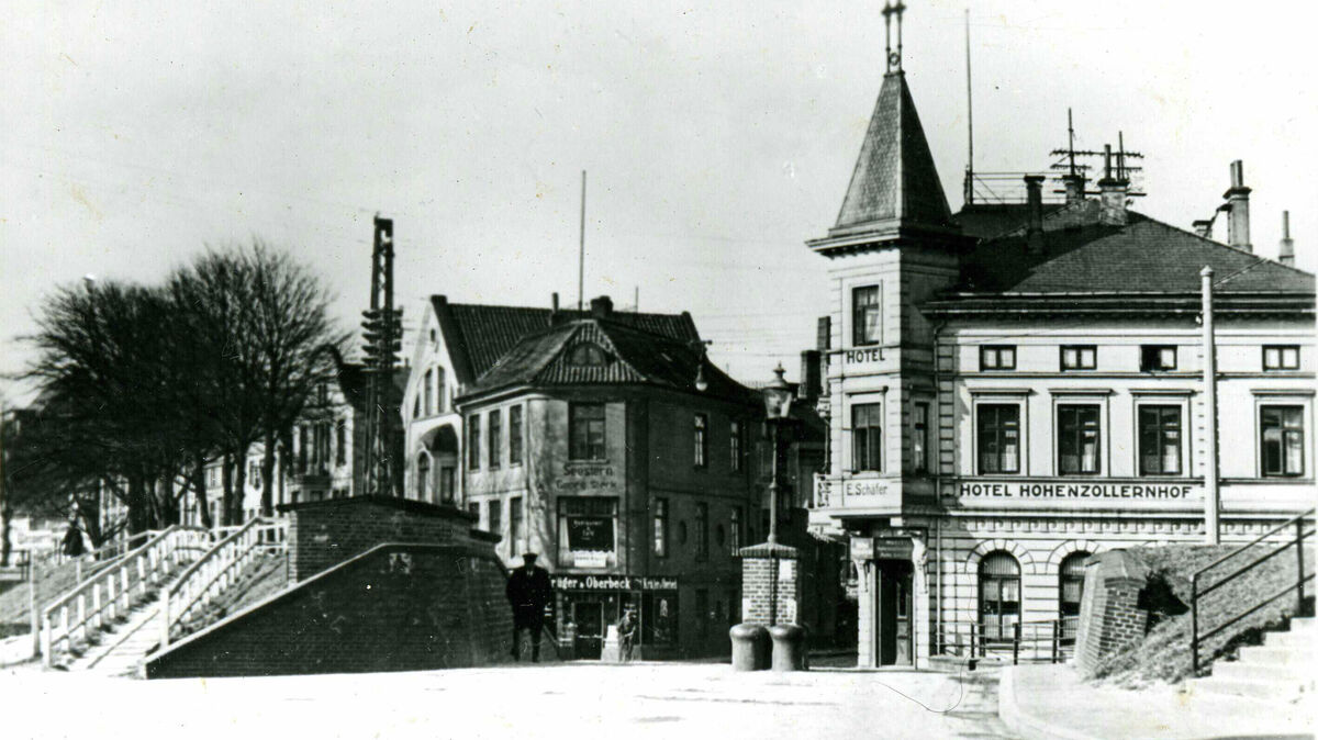 So sah der Blick durch den alten Slippen in Richtung Alter Deichweg anno dazumal aus. Die neue Planung für das Prestigeprojekt „Deichband Cuxhaven" nimmt die Wegführung mit den zwei Rampen zum Ende des Deichkörpers wieder auf. Die jüngst abgerissene Slippen-Brücke wird nicht ersetzt.