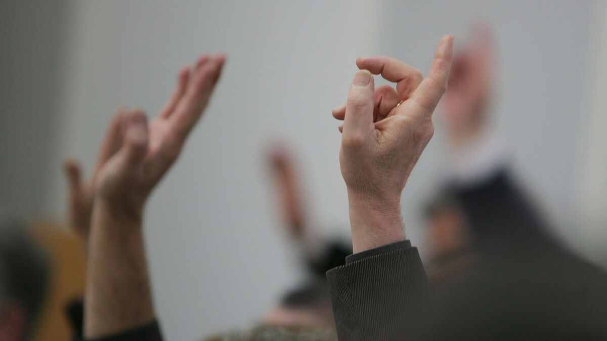 Eine ordnungsgemäße Abstimmung (Symbolbild) soll ausgeblieben sein, als es im Oktober 2024 im Cuxhavener Rat um Ausschussneubesetzungen zulasten des vormaligen SPD-Ratsherren Oliver Ebken ging. Foto: dpa