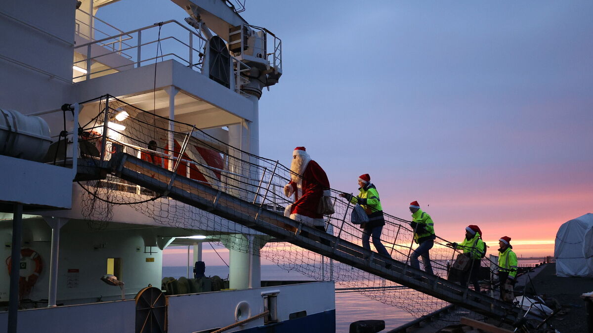 Der Weihnachtsmann und seine Helfer besuchten am Heiligen Abend 25 Schiffe im Cuxhavener Hafen. Es war der Höhepunkt einer Aktion, die bereits Anfang Dezember begonnen hatte. Foto: Larschow