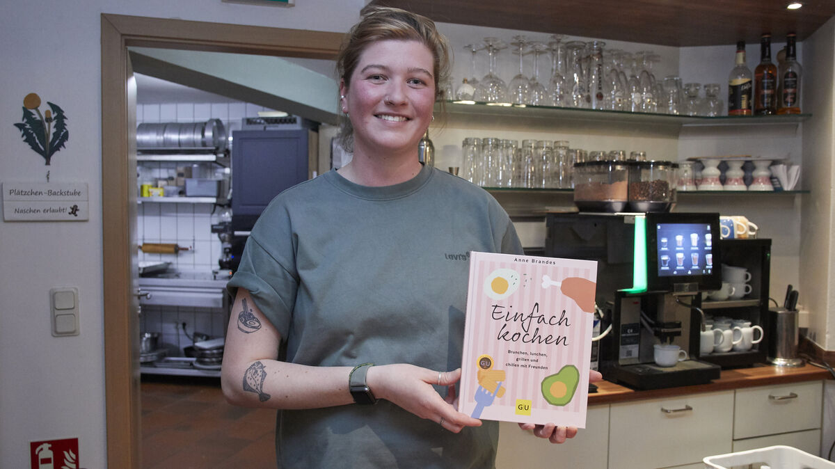 Anne Brandes mit einem Exemplar ihres kürzlich erschienenen Kochbuch-Debüts "Einfach kochen". Foto: Koppe