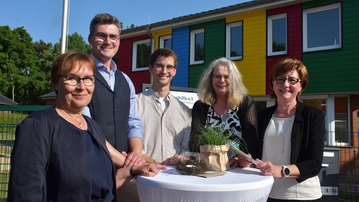 Die Aufsichtsratsvorsitzende Sabine Cordes (l.) begrüßt Arik Tiedemann (2.v.l.) und Stellvertreter Niklas Jacobi als neues Duo an der Spitze der Lebenshilfe. Bislang führten Bärbel Tiedemann (r., als Vorständin) mit ihrer Stellvertreterin Frauke Uphoff die Geschäfte. Foto: Schröder