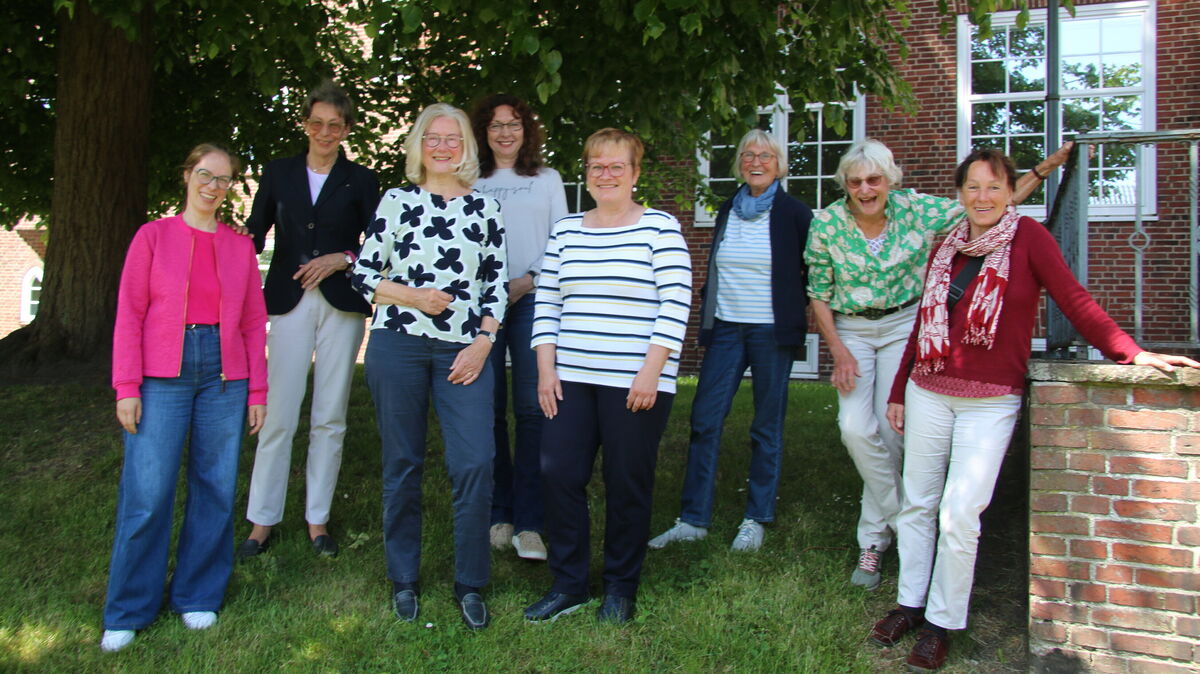 Die Initiatorinnen der Solveg-Börnsen-Ausstellung überreichen der Stadt Cuxhaven einen Spendenscheck in Höhe von 1.730 Euro – bestimmt für das Schloss Ritzebüttel. Von links: Lena Raddatz-Flehnert, Karin Lüdke, Erika Fischer, Petra Wüst, Gabriele Hoffmann, Anke Rösner, Carola Jahn-Schüssler und Claudia Domeyer.