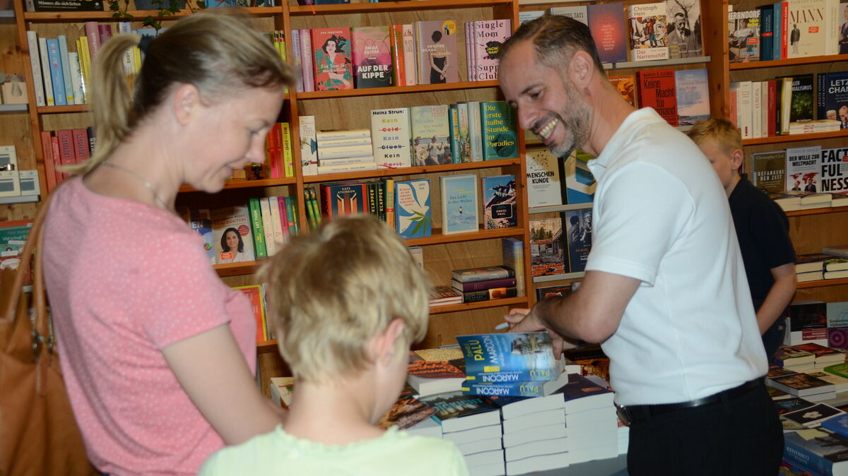 Stadtschreiber Daniele Palu signierte während seines Kurzzeitpraktikums in der Otterndorfer Altstadtbuchhandlung zahlreiche seiner Kriminalromane. Fotos: Rohde
