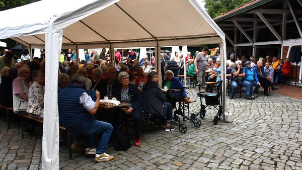 Hunderte Gäste beim Backfest in Hemmoor