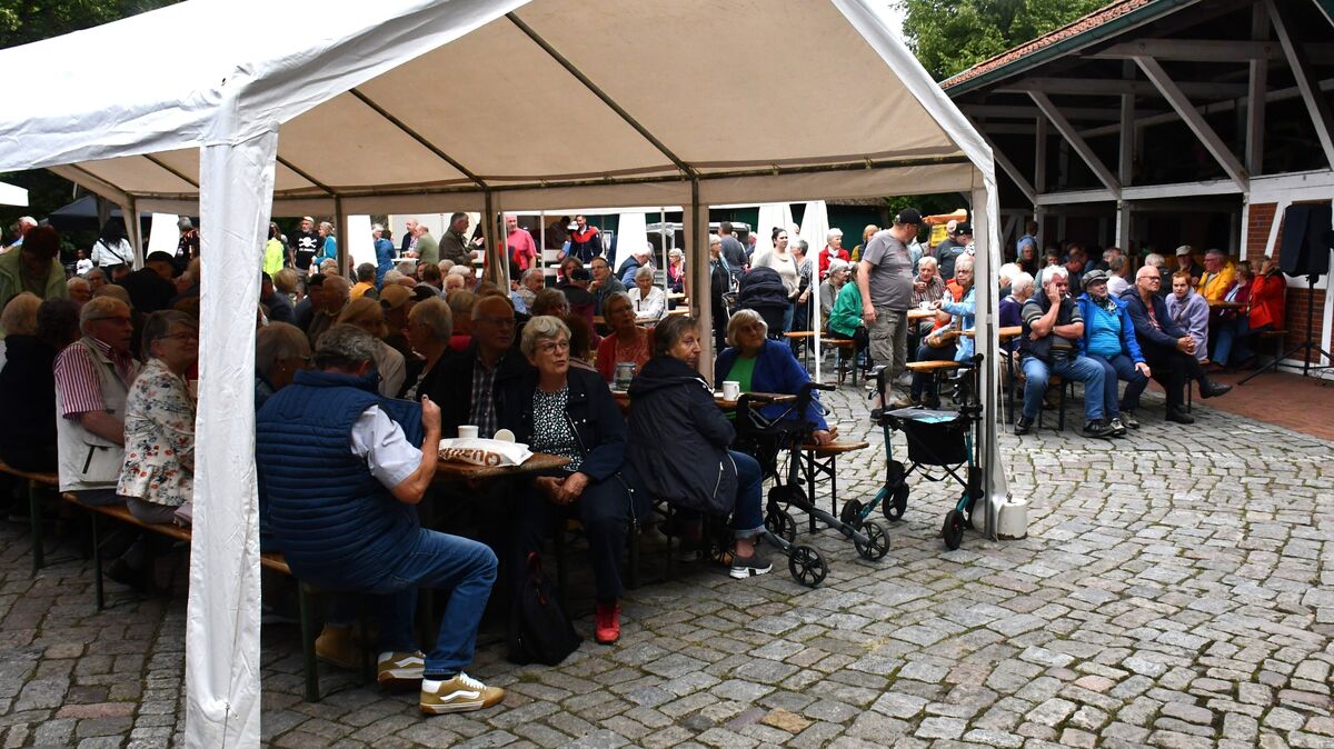 Zahlreiche Gäste verfolgten die Darbietungen des Hemmoorer Shantychores bei Kaffee und Kuchen. Foto: Schröder