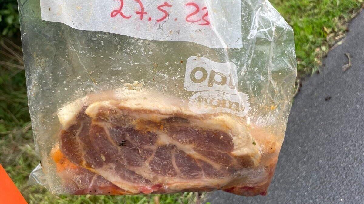 In etlichen Tiefkühlbeuteln wurde das Fleisch auf einer landwirtschaftlichen Fläche gefunden. Foto: privat