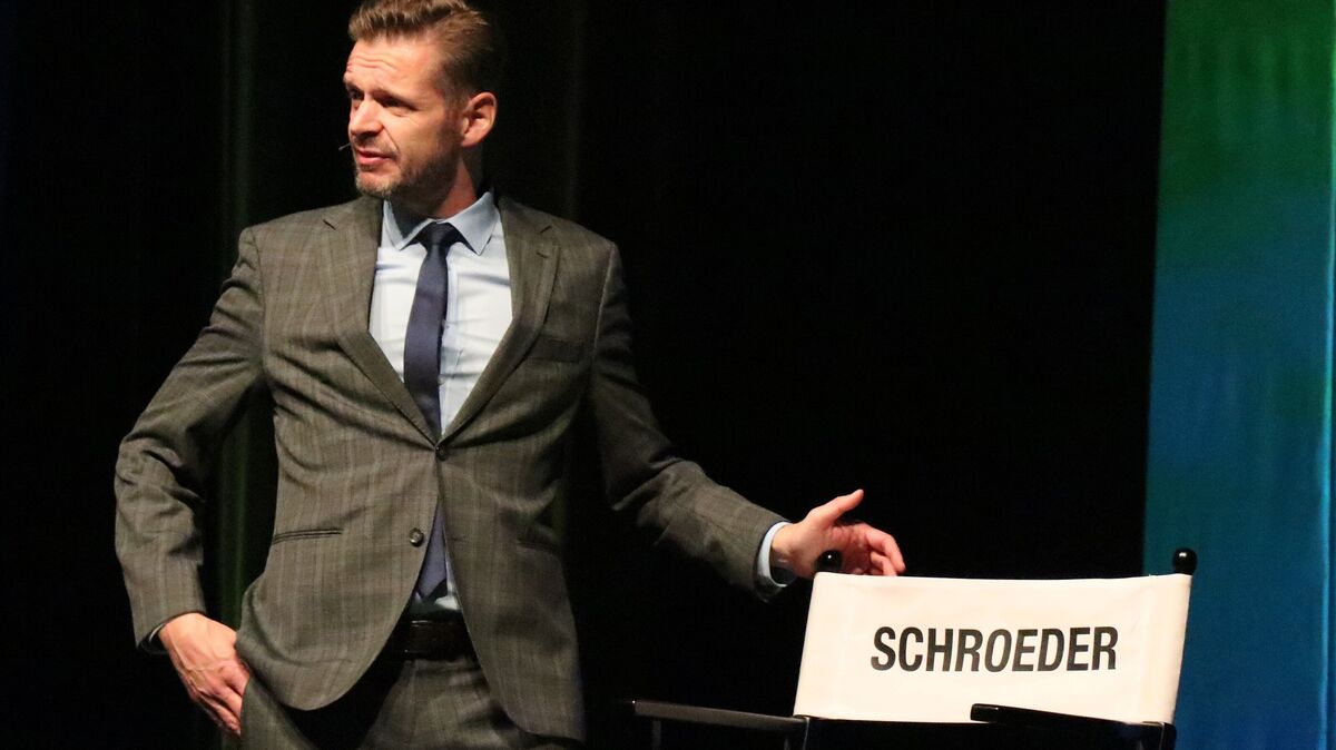 Kabarettist Florian Schroeder machte sich mit seinen Zuschauern im Cuxhavener Stadttheater auf die Suche nach dem großen Glück. Dabei packte er auch manch heißes Eisen an.