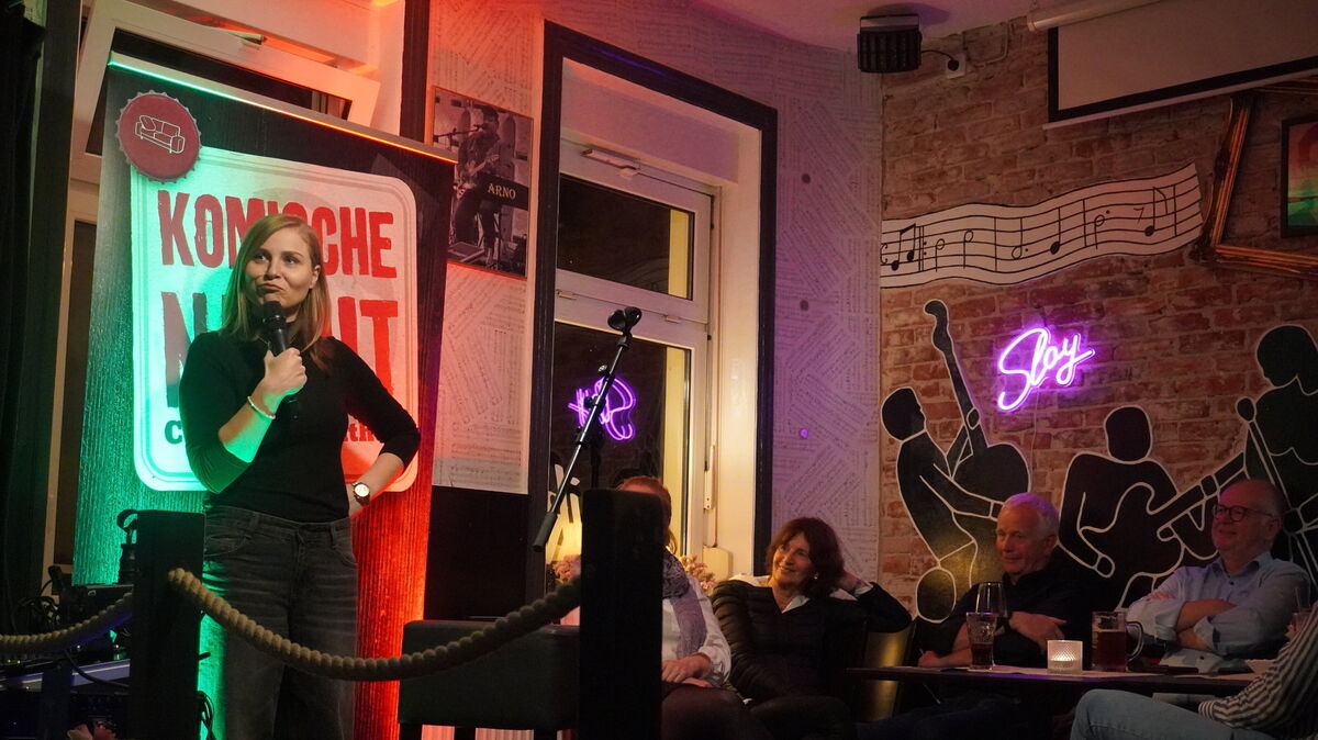 Tarja Nani ist Lehrerin in Bremerhaverin. Ihr erster Auftritt des Abends findet in Janjas Musikbar statt. Foto: Brettschneider