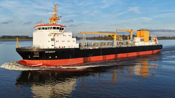 Hamburger Werft Blohm + Voss übergibt Baggerschiff "Osteriff" an den Bund