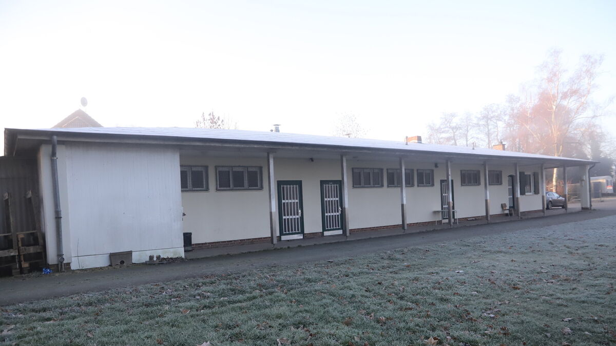 Die Erstellung eines neuen Umkleide- und Sanitärgebäudes am Strichweg-Sportplatz ist nicht nur Thomas Brunken sehr wichtig. Betroffene Vereine wie der JFV Cuxhaven oder der ATSC werden profitieren. Foto: Witthohn