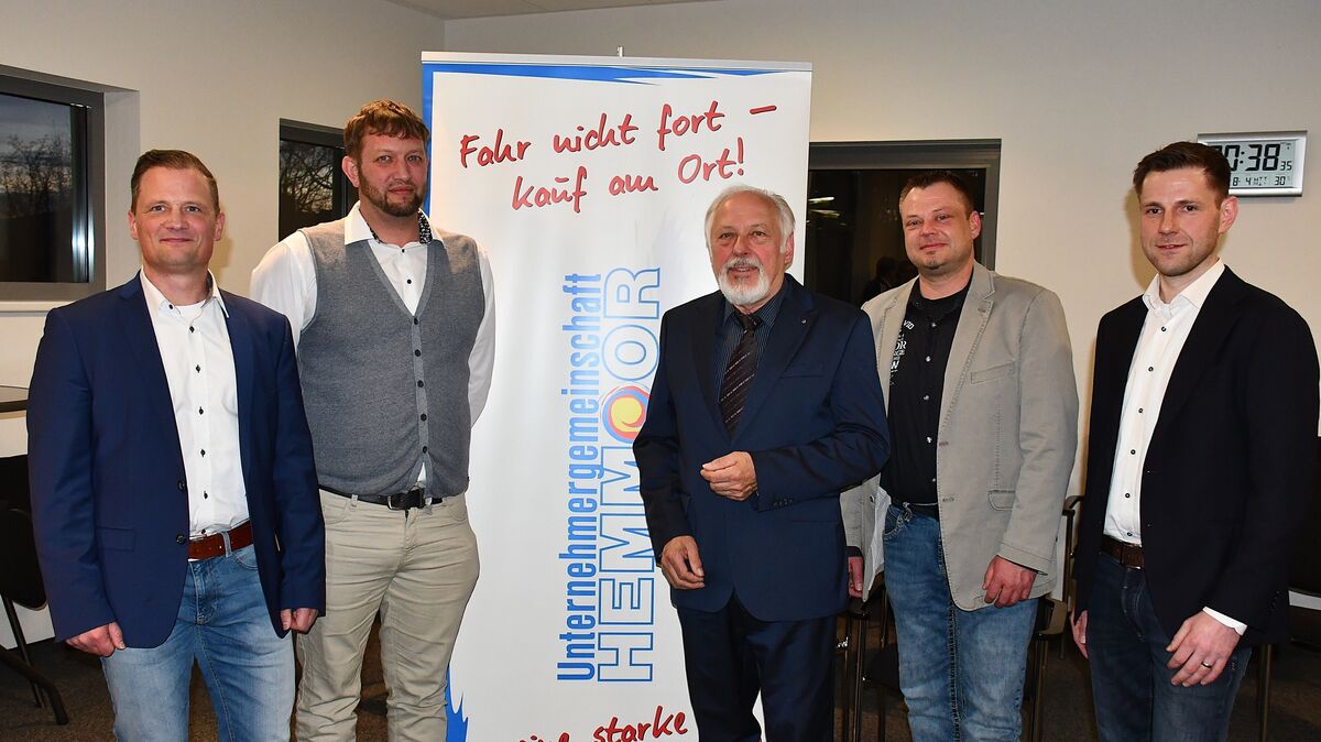 Wolfgang Fels (M.) ist sich sicher, dass die neue Führungsriege mit Jan Frerichs, Martin Winter, Christian Fels und Hajek Schütt (v.l.) das richtige Team ist, um die Hemmoorer Unternehmergemeinschaft in die Zukunft zu führen. Fotos: Schröder