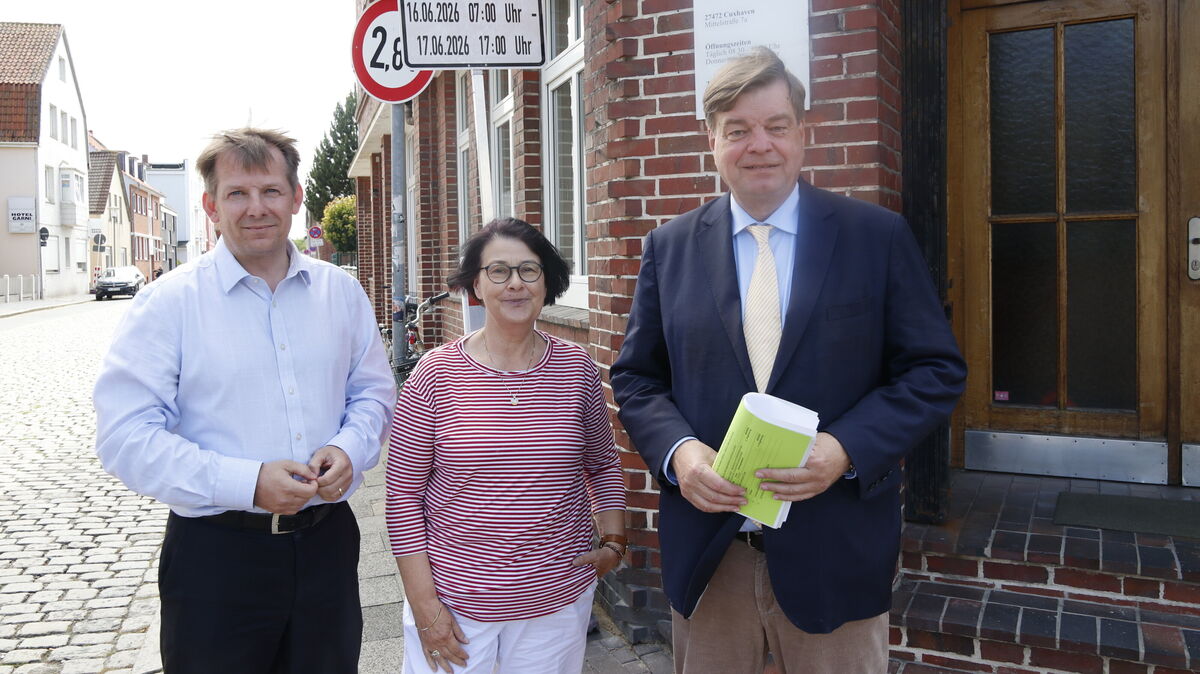 "Einen Nachtragshaushalt hätten wir mitgetragen": Die CDU-Fraktionsmitglieder Thiemo Röhler, Christiane Buck und Enak Ferlemann (v. l.) reagieren mit Besorgnis auf den seitens der Stadtverwaltung eingeschlagenen Weg. Foto: Koppe