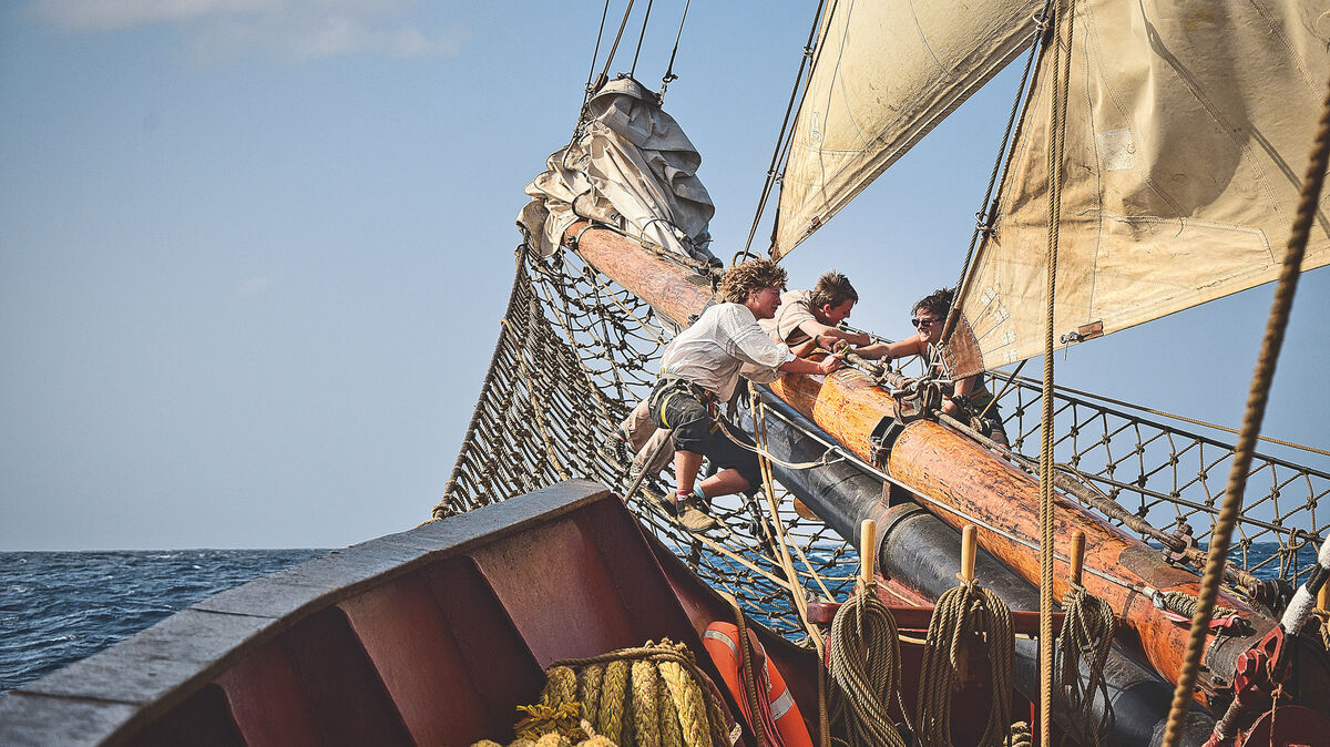 Auf dem Klüverbaum der Brigg Roald Amundsen: Female Empowerment und Abenteuerlust vereinen sich auf hoher See während einer inspirierenden Atlantiküberquerung. Foto: Piper Verlag GmbH/Jessica Benjatschek