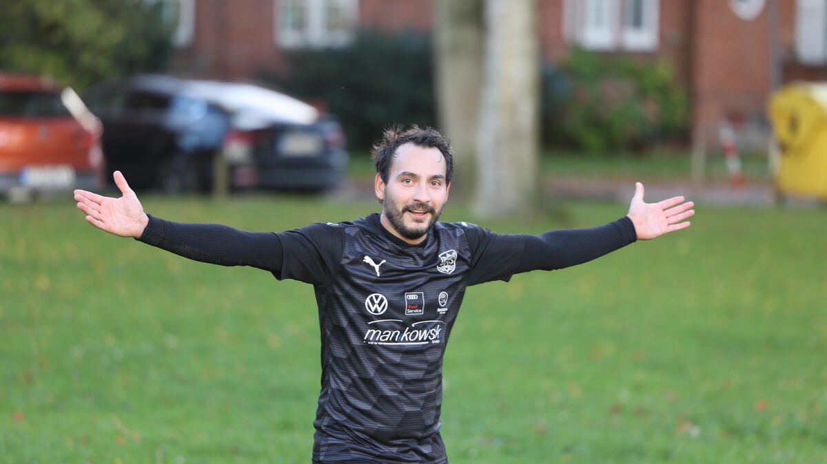 Bruno da Silva Oliveira bejubelt einen seiner drei Treffer beim 3:1-Sieg des Grodener SV gegen den TSV Stotel in der Fußball-Bezirksliga. Foto: Lütt