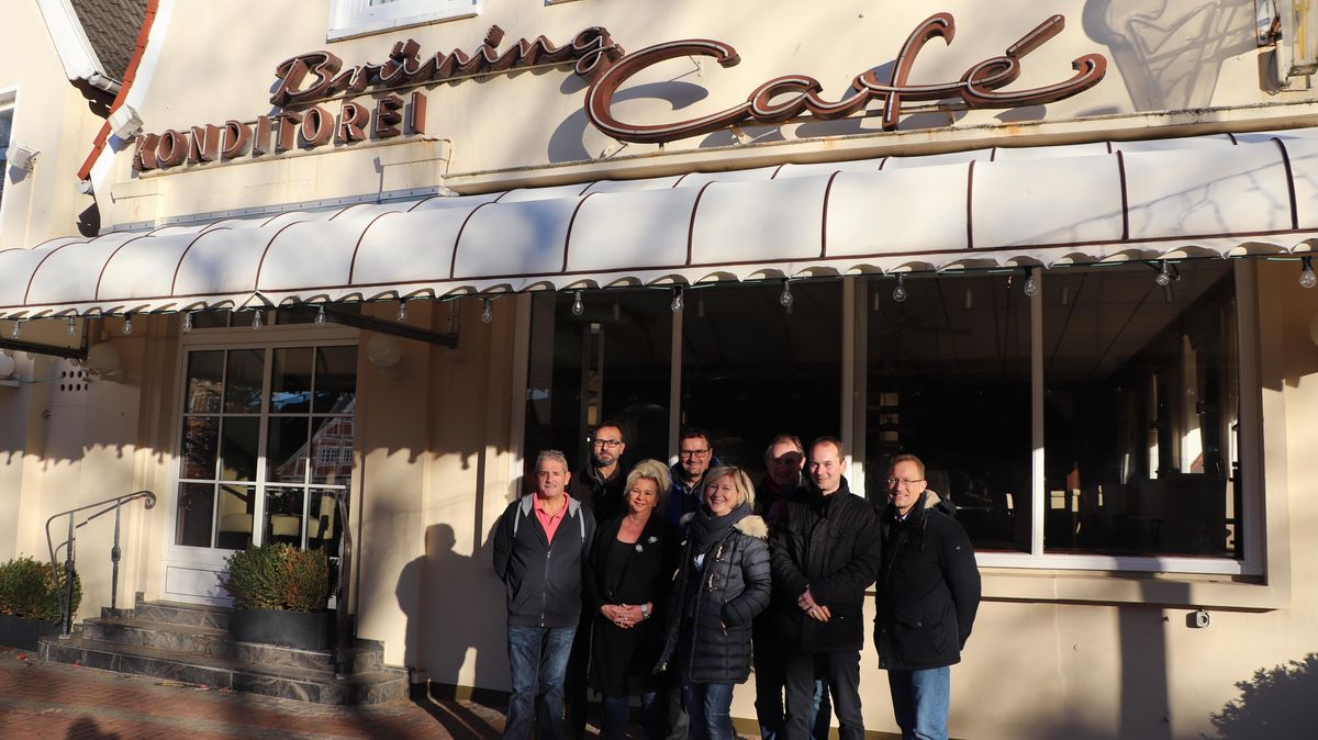 Die Verträge für das traditionsreiche "Café Brüning" in Otterndorf sind unterzeichnet. Foto: Tiedemann