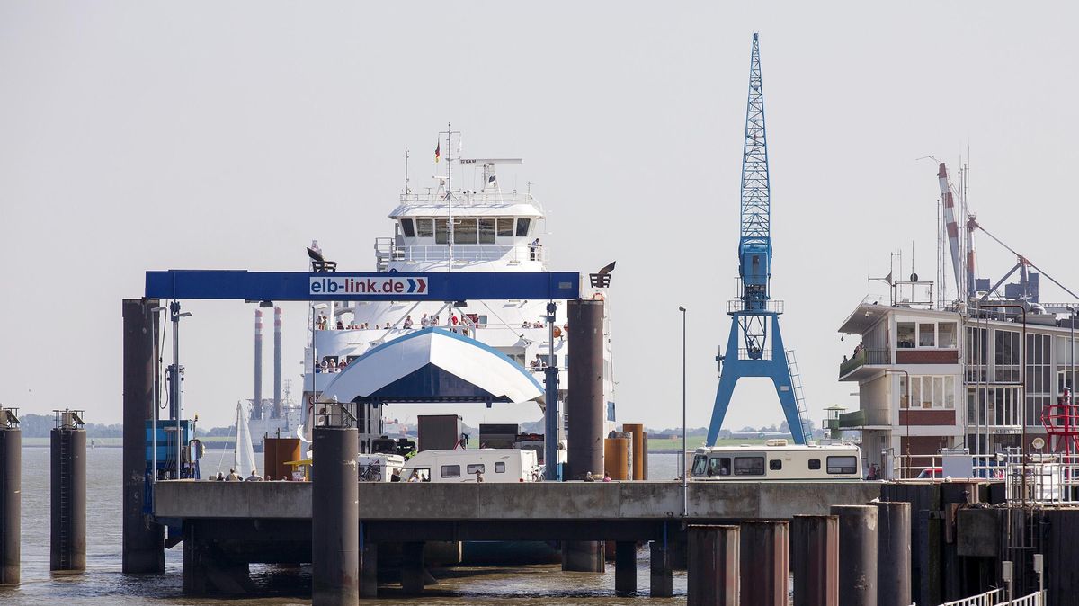 Das Elb-Link-Fährschiff am Steubenhöft im Jahr 2015. Foto: Adelmann