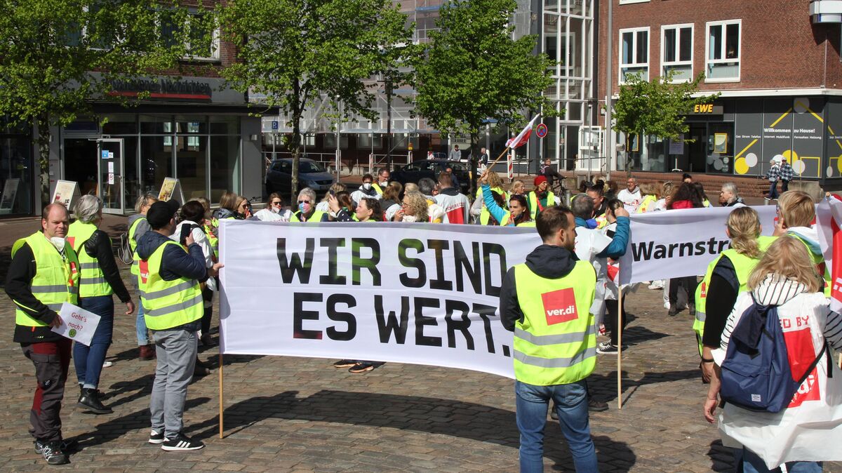 Kundgebung der streikenden Helios-Beschäftigten auf dem Kaemmererplatz. Foto: Reese-Winne