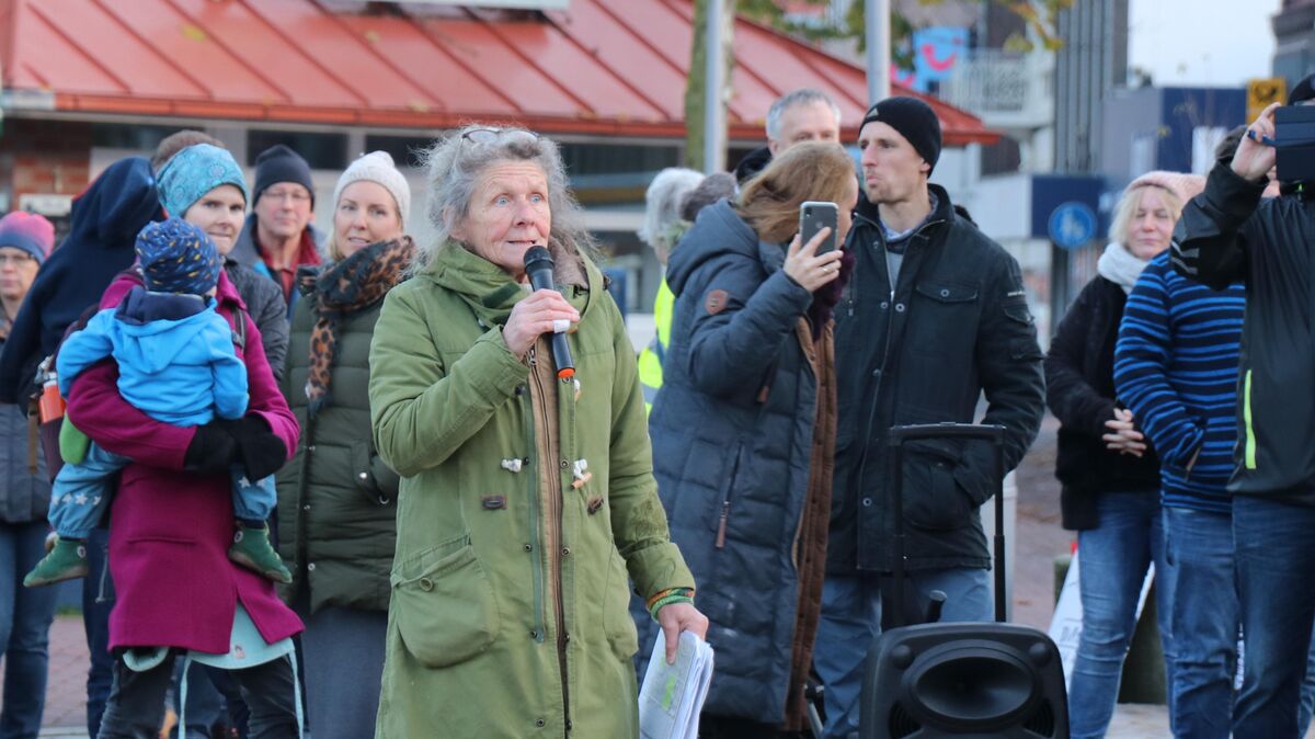 Die ehemalige grüne Ratsfrau Elke Schröder-Roßbach sprach bei der Demonstration am Sonntag auf der Seite der impfkritischen "Sonntagsspaziergänger". Foto: Mangels