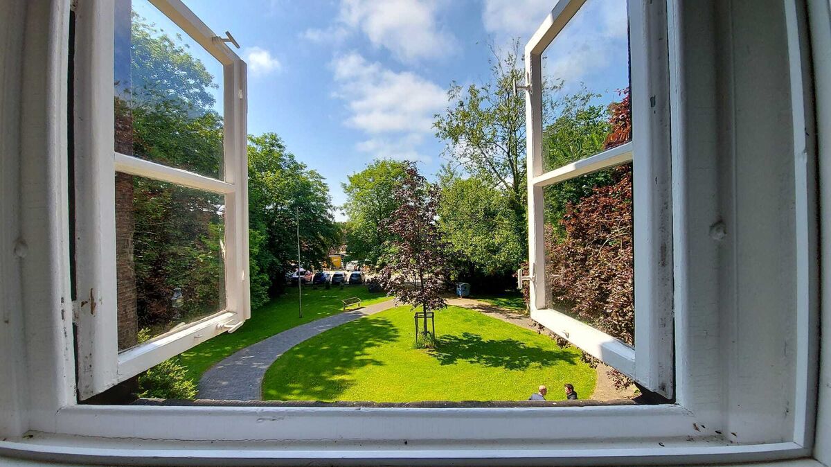 Der Amtsgerichtsgarten: Eigentlich ein idyllischer Ort, doch zurzeit bietet er eine ohrenbetäubende Geräuschkulisse. Foto: Fischer
