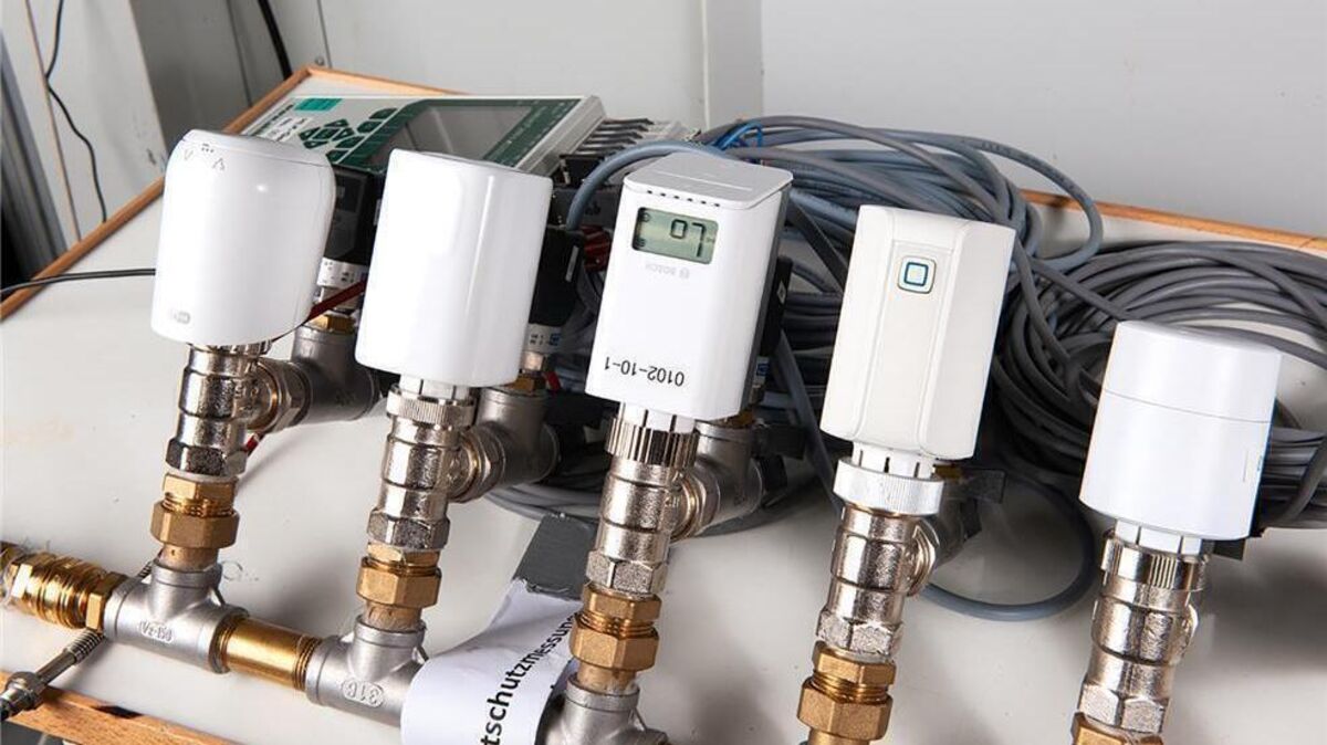 Die Stiftung Warentest hat insgesamt elf smarte Heizkörperthermostate getestet - davon schnitten nur sechs mit der Note „gut“ ab. Foto: Ralph Kaiser/Stiftung Warentest/dpa-tmn