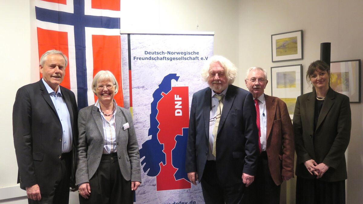 Edvard Hoem (Dritter von rechts) mit (von links) Konsul Detlef Palm, Renate von Rüden, Prof. Dr. Peter von Rüden und Signe Russwurm. Foto: Cordes