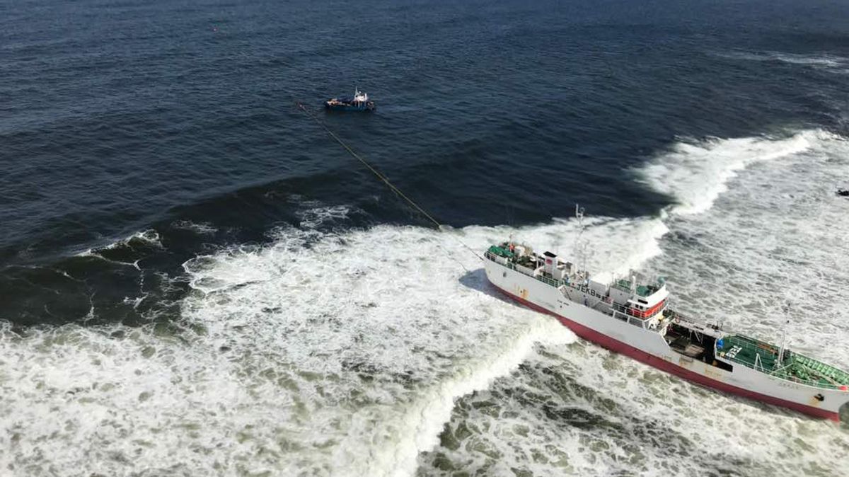 Strandung vor der afrikanischen Küste: Die Aufnahme aus dem Helikopter zeigt die schwierige Situation. Im Vordergrund der gestrandete Thunfisch-Trawler, in etwa 800 Metern Entfernung der Bergungsschlepper, dazwischen das Arbeitsschiff, mit dem der Schleppdraht ausgebracht worden war. Foto: Stein