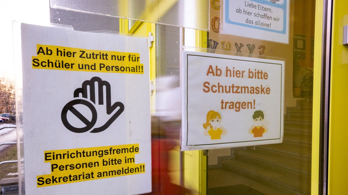 Einige Schulen und Kitas im Kreis Cuxhaven haben derzeit mit Corona-Fällen zu kämpfen. Symbolfoto: Michael Reichel/dpa