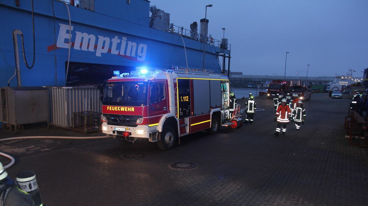 Im Dock von Empting in Cuxhaven war die Feuerwehr am Donnerstag im Einsatz. Foto: Sassen