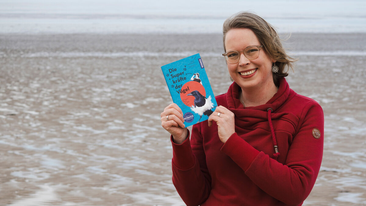 Silke Hartmann mit ihrem ausgezeichneten Buch-Erstling „Die Superkräfte der Vögel“. Foto: Pätzke