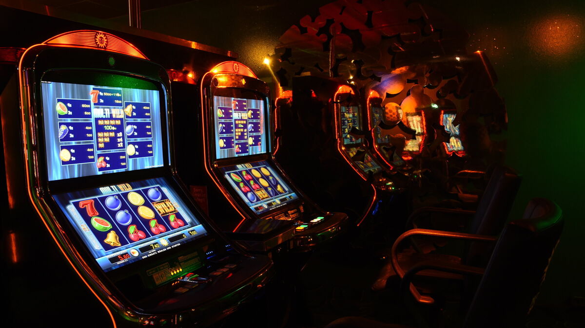 Sechs bis acht Stunden täglich verbrachte Andreas in den Spielhallen. Foto: Amelie Geiger/dpa