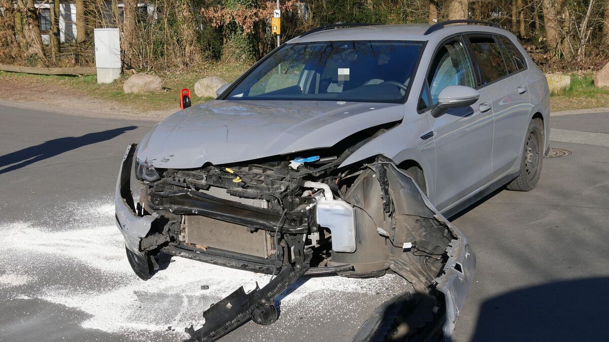 Rettungskräfte versorgten die Unfallbeteiligten vor Ort, bevor sie sie in nahegelegene Krankenhäuser bringen. Foto: Lange
