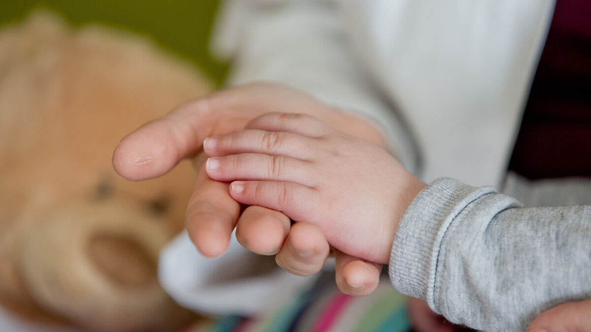 Aufgrund von Fachärztemangel kommt es zu Einschränkungen in der Kinder- und Jugendmedizin. Symbolbild: Daniel Karmann/dpa