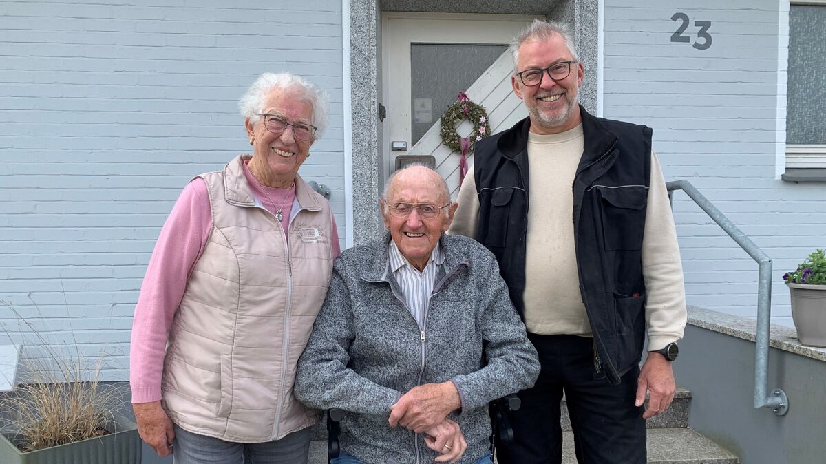 Thomas Wilkens (r.) mit seinen Eltern Helma und Horst, die das "Geburtshaus" ihres Sohnes in der Straße Heidhöhn vor 60 Jahren bauten. Foto: May