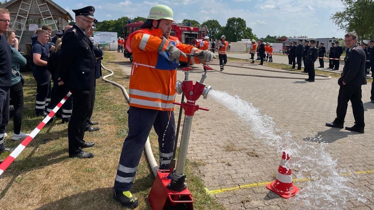 Beim Aufbau der Löschstrecke muss jeder Handgriff sitzen. Foto: Kramp