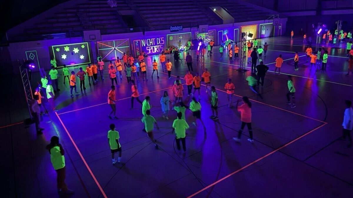 Atmosphärisches Highlight der diesjährigen Veranstaltung: ein Völkerball-Match bei Schwarzlicht. Foto: Peters